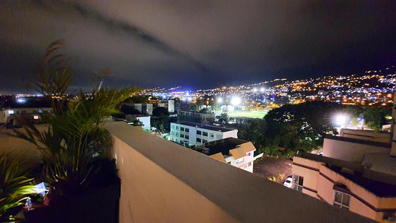 Rooftop - L'Appartement En Haut Saint-Denis Kültér fotó